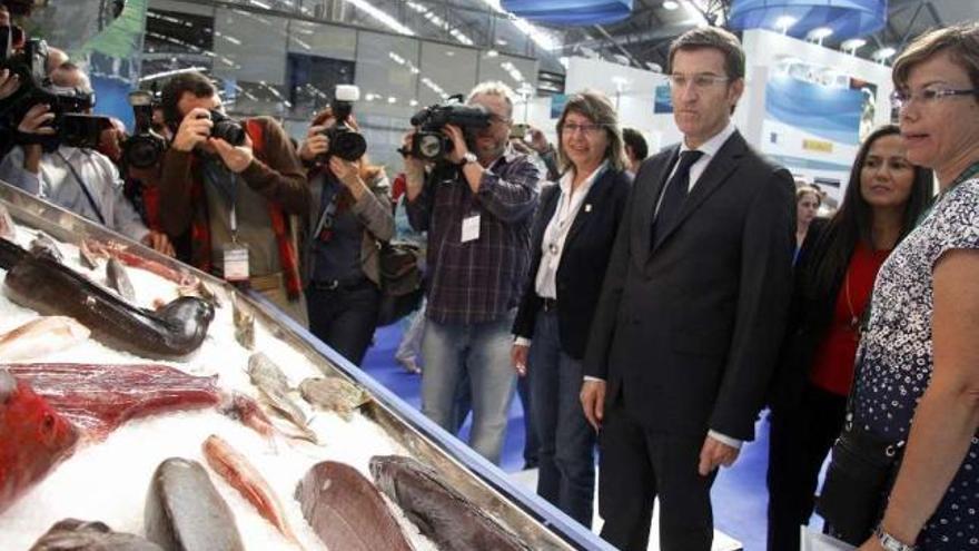 Feijóo junto a Rosa Quintana, Javier Guerra y José Luis Freire, ayer en Conxemar.  // Jorge Santomé