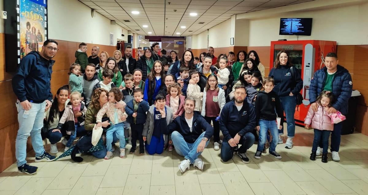 Directivos de Un paso máis e familias nunha das sesións de cine inclusivo.