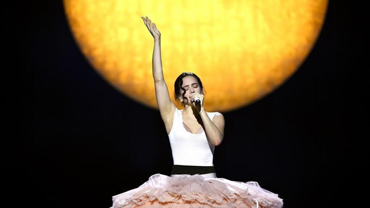 LUX TOUR | «Frágiles como Porcelana, pero Madrid resiste por ti!»: la iniciativa fan para los conciertos de Rosalía que pretende llenar el Movistar Arena de carteles