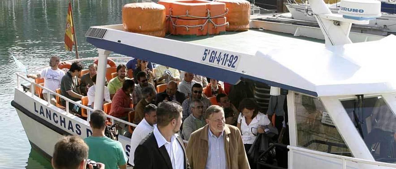 Desembarco de los escritores en el puerto deportivo, en una edición anterior de la Vagamar.