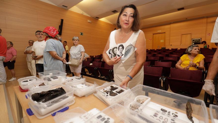 “La gran familia de la Memoria” recibe objetos restaurados de los represaliados mallorquines: “Quiero tenerlos conmigo y no despedirme nunca de ellos”