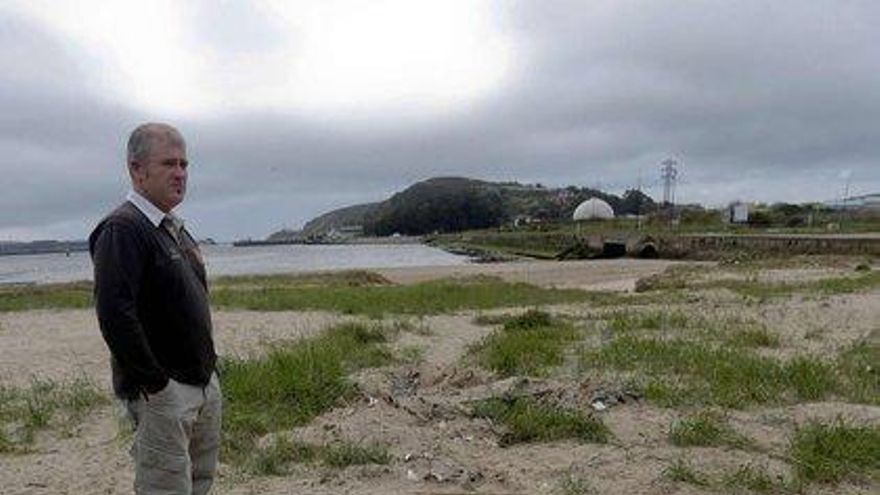 Agustín García, hace unos días, en la playa de Zeluán, con arena a rebosar.