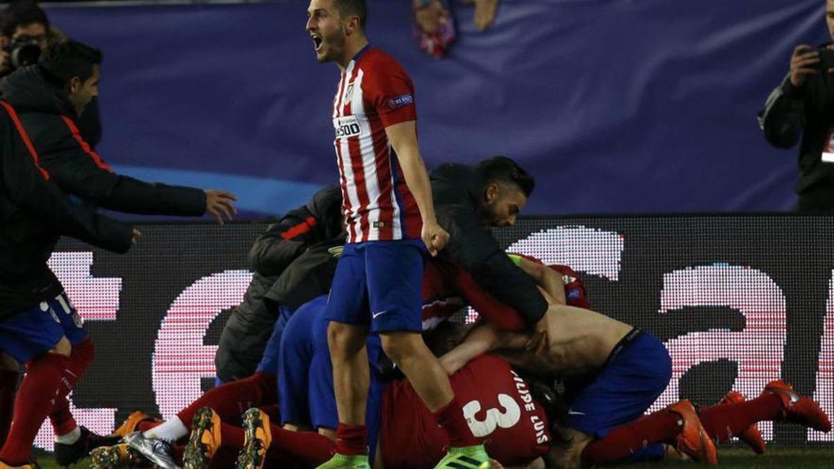 Los jugadores del Atlético de Madrid celebran la clasificación para cuartos ante el PSV en la temporada 2015/2016.