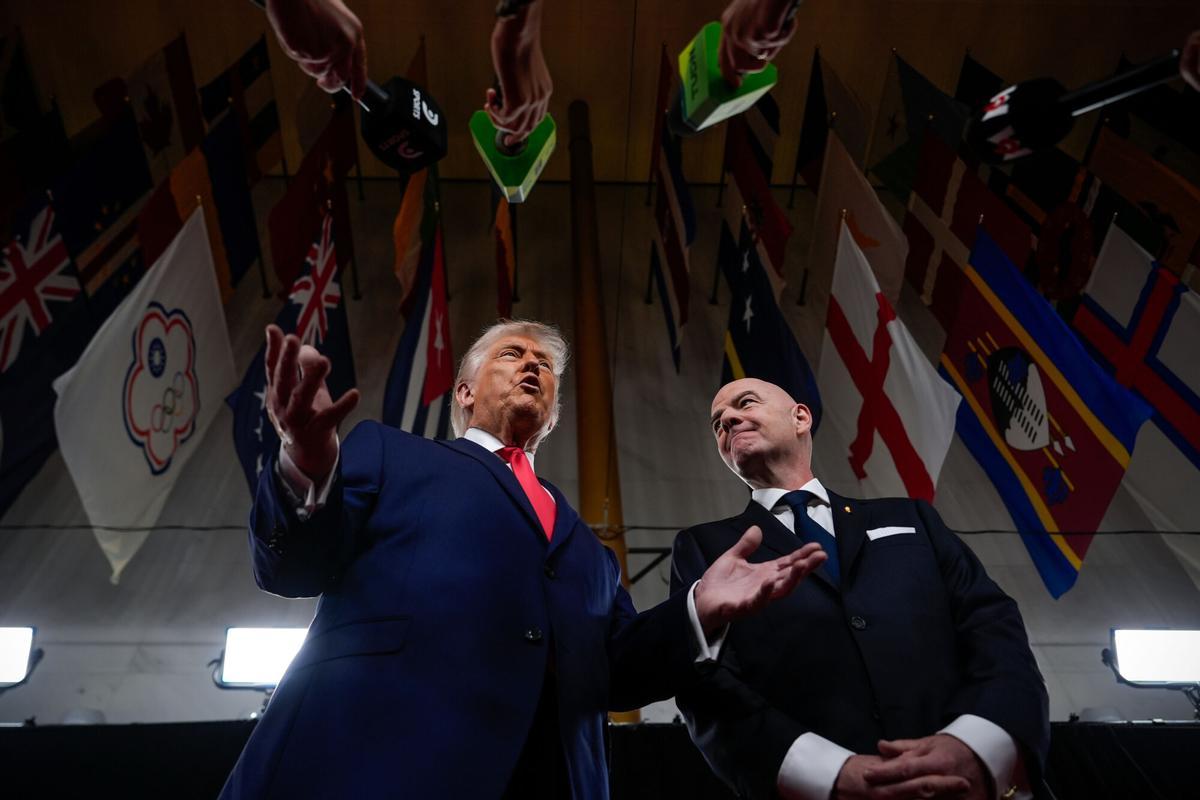 Donald Trump y Gianni Infantino atienden a los micrófonos