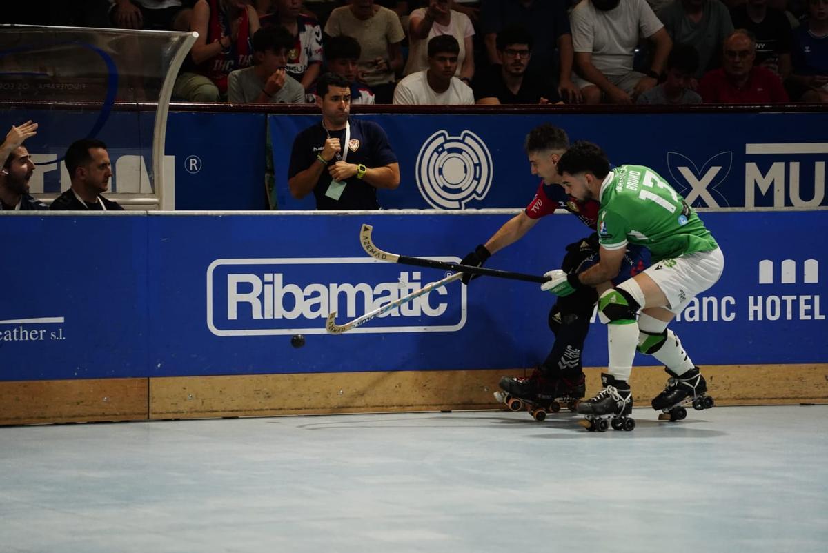 Bruno Saavedra lucha una bola en el partido del pasado viernes en Les Comes.