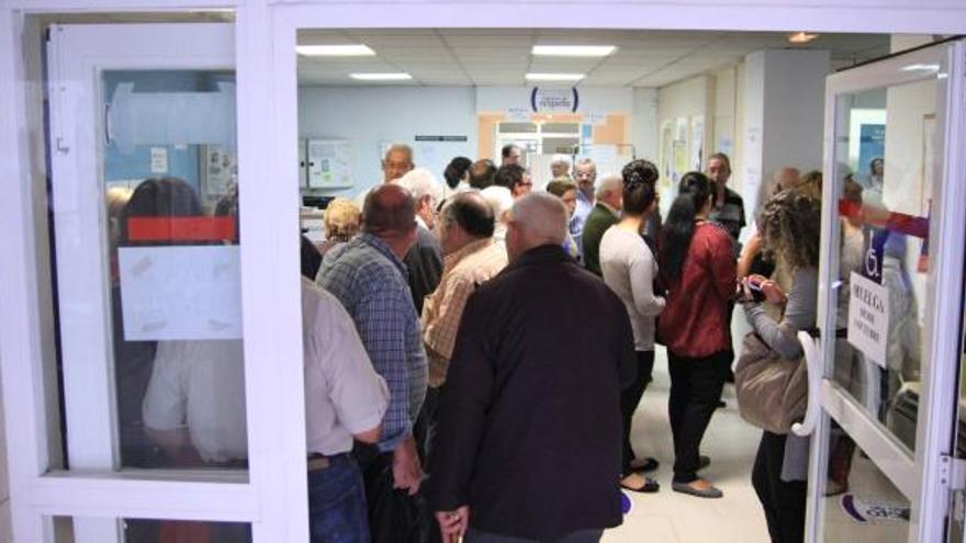 Aspecto que presentaba el vestíbulo del centro de salud Zamora Sur, donde los pacientes se agolpaban desde primeras horas y durante toda la mañana de ayer, sobre todo en busca de recetas.