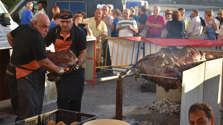 Los cocineros preparan el asado de ternera en la pasada edición de la Festa do Remo de Chapela. // FdV