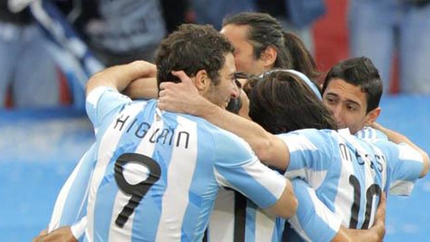 Los jugadores argentinos celebran el gol de la victoria ante Nigeria.