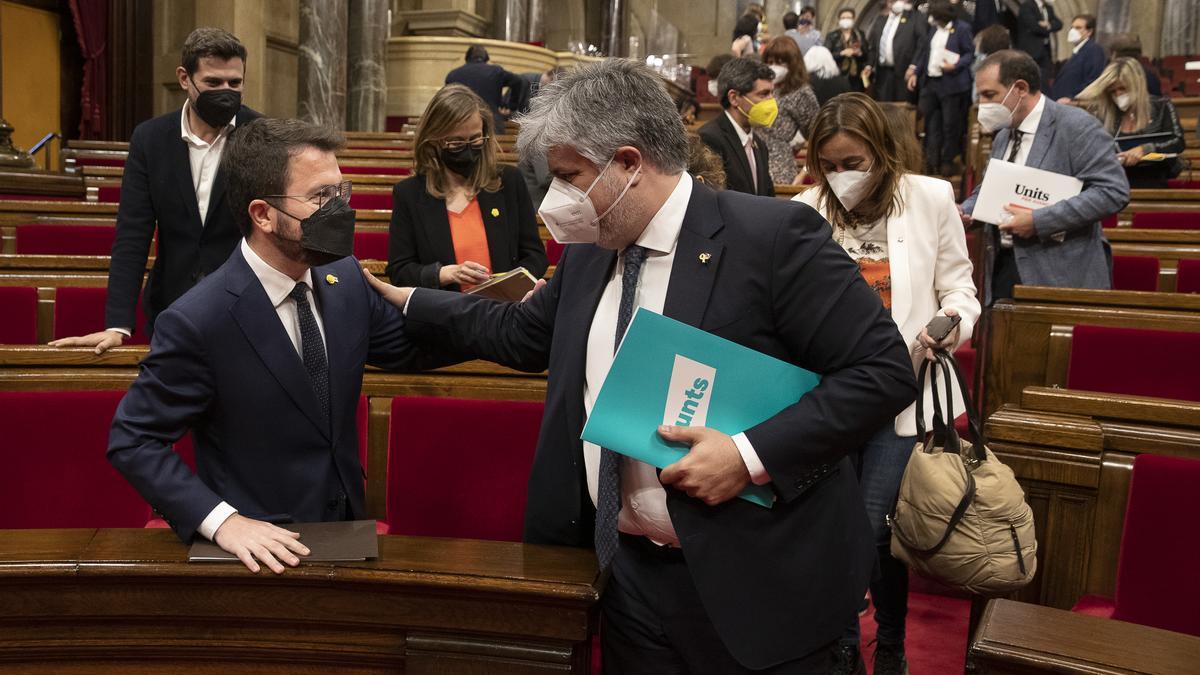 El president del grup parlamentari de JxCat, Albert Batet, conversa amb el candidat a la investidura, Pere Aragonès, durant el ple al Parlament del 20 de maig del 2021.