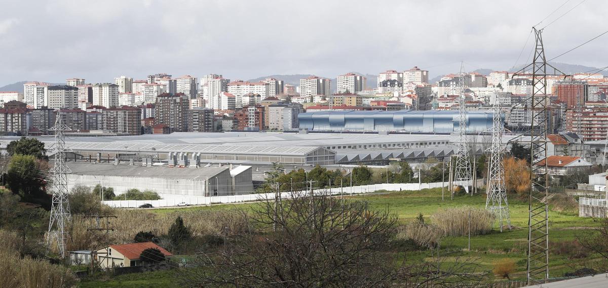 Torres eléctricas que dan servicio a la planta de Stellantis.