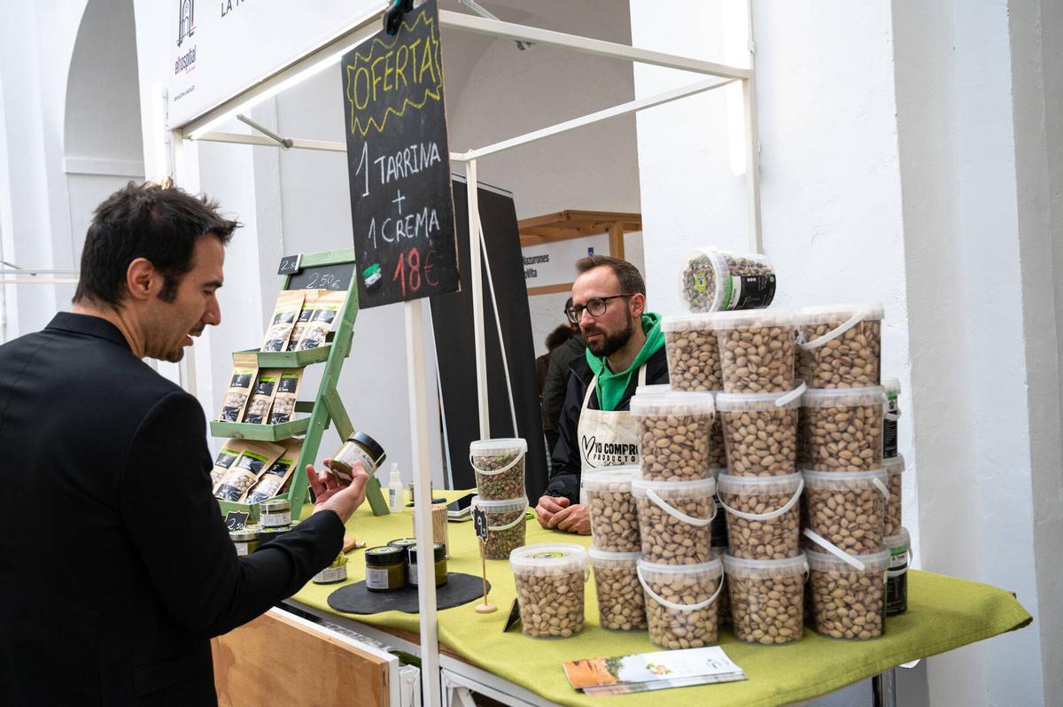 Un visitante se detiene en uno de los puestos del mercado.