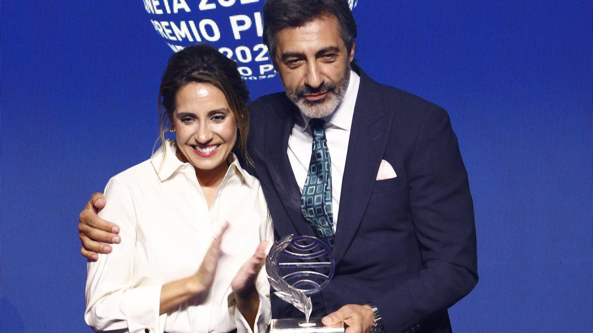 La compostelana Ángela Banzas, finalista del Premio Planeta 2025 que gana Juan del Val