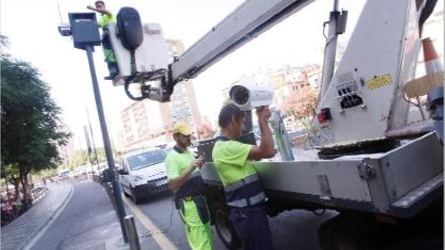 Els tècnics instal·len les noves càmeres amb el nou sistema d&#039;accés al Barri Vell de Girona, dijous passat.