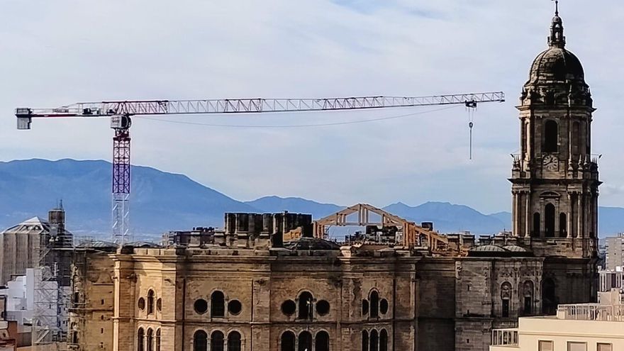 El nuevo tejado de la Catedral de Málaga toma forma