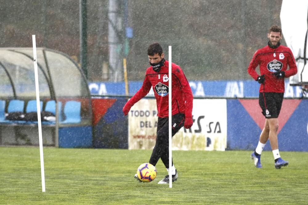 El entrenamiento en Abegondo se desarrolló entre ejercicios de táctica y un partido de once contra once.