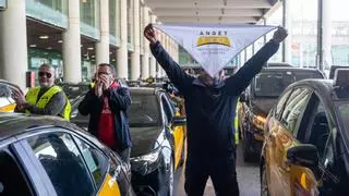 "Si el taxi no come, aquí no come nadie": taxistas de Barcelona colapsan las rondas para reclamar seguros más baratos y regular los VTC