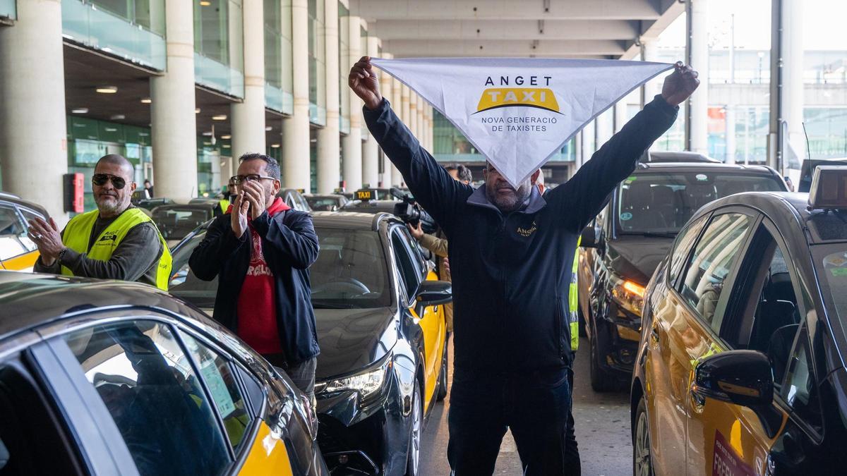 Los taxis protestan bloqueando las Rondas de Barcelona