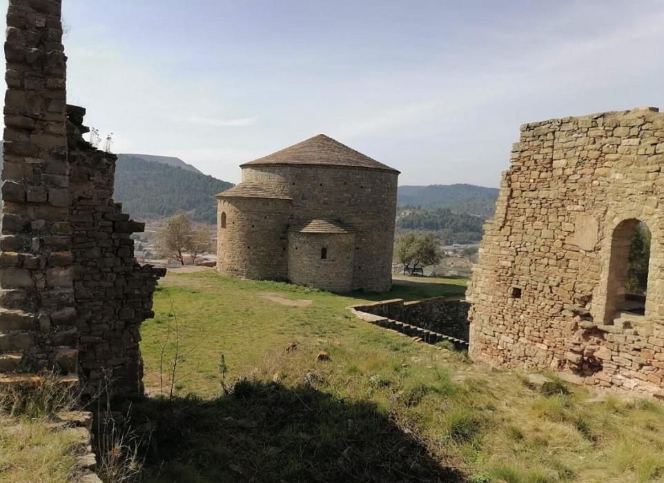 Castell de Sallent i ermita romànica circular de Sant Esteve (segle XI).