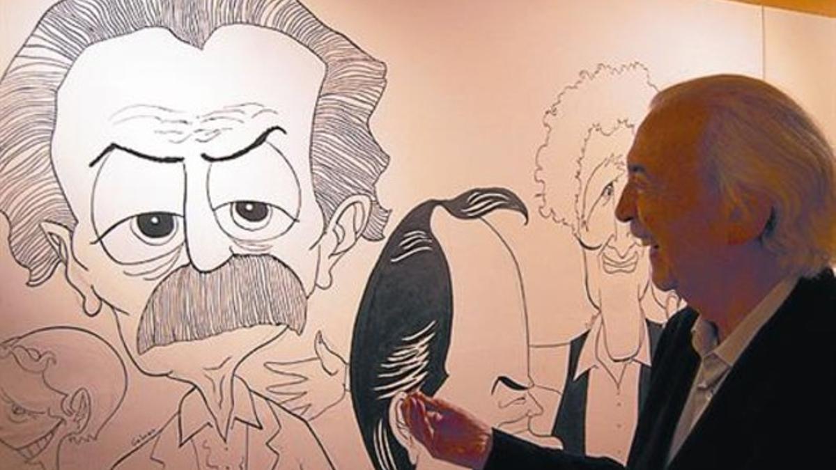 Juan Gelman ante su caricatura en Casa Amèrica (2011).
