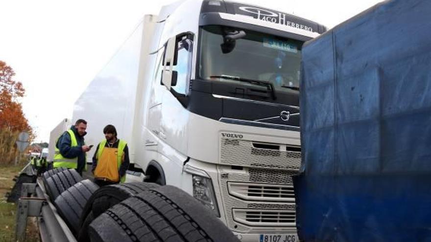 13 camions amb les rodes punxades a l&#039;AP-7