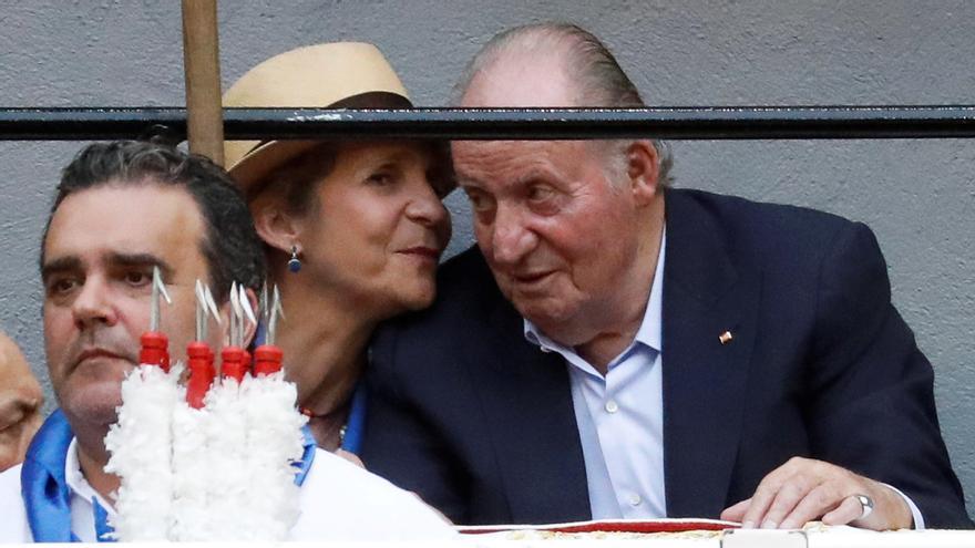 Una imagen de archivo del Rey Juan Carlos y la infanta Elena.