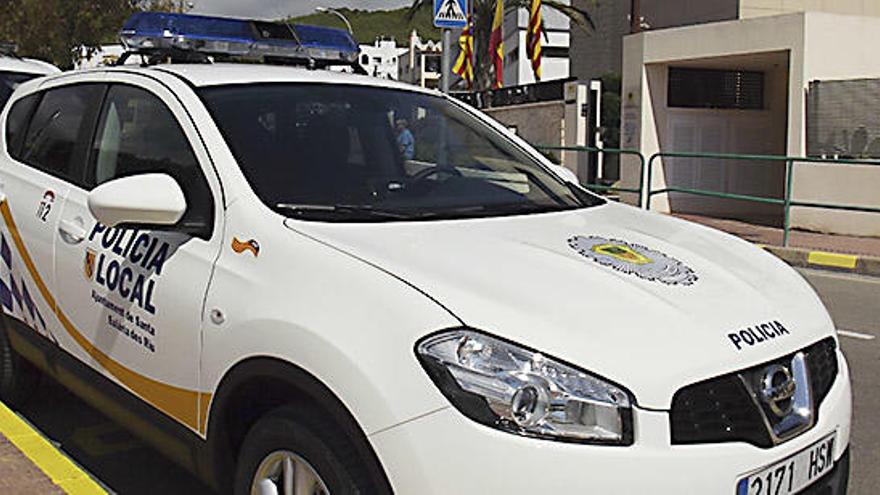 Un vehículo de la Policía Local de Santa Eulària aparcado frente al retén.