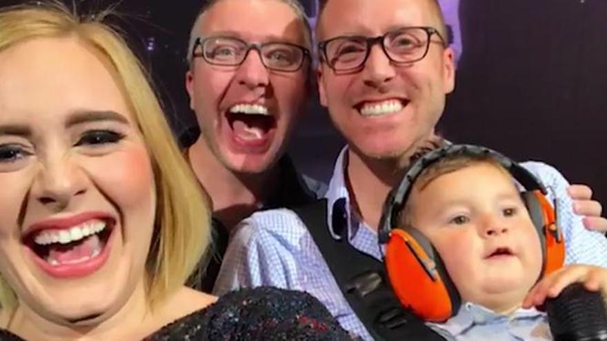Adele se hace un selfi con unos padres gais y su bebé