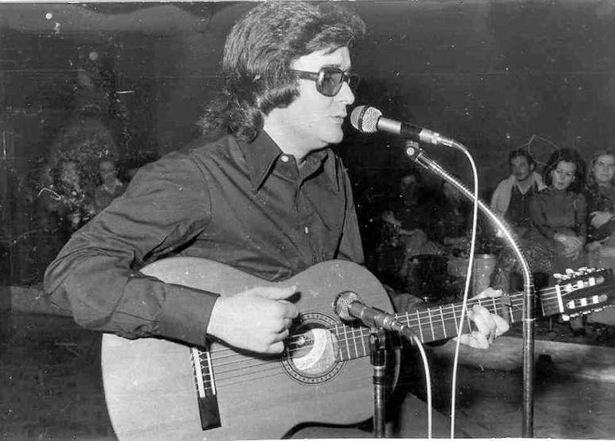 El periodista Manuel Fernández cantando un poema de Pedro de Silva.