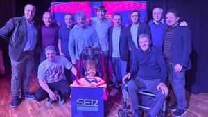 Parte de la plantilla de Wembley, reunida ayer por la Cadena Ser.