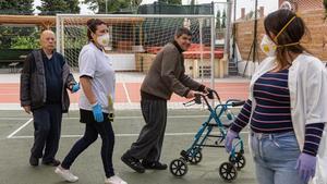 Residentes y cuidadores de la residencia Albatros de personas con discapacidad intelectual, gestionada por la fundación Esmen, en Barcelona.