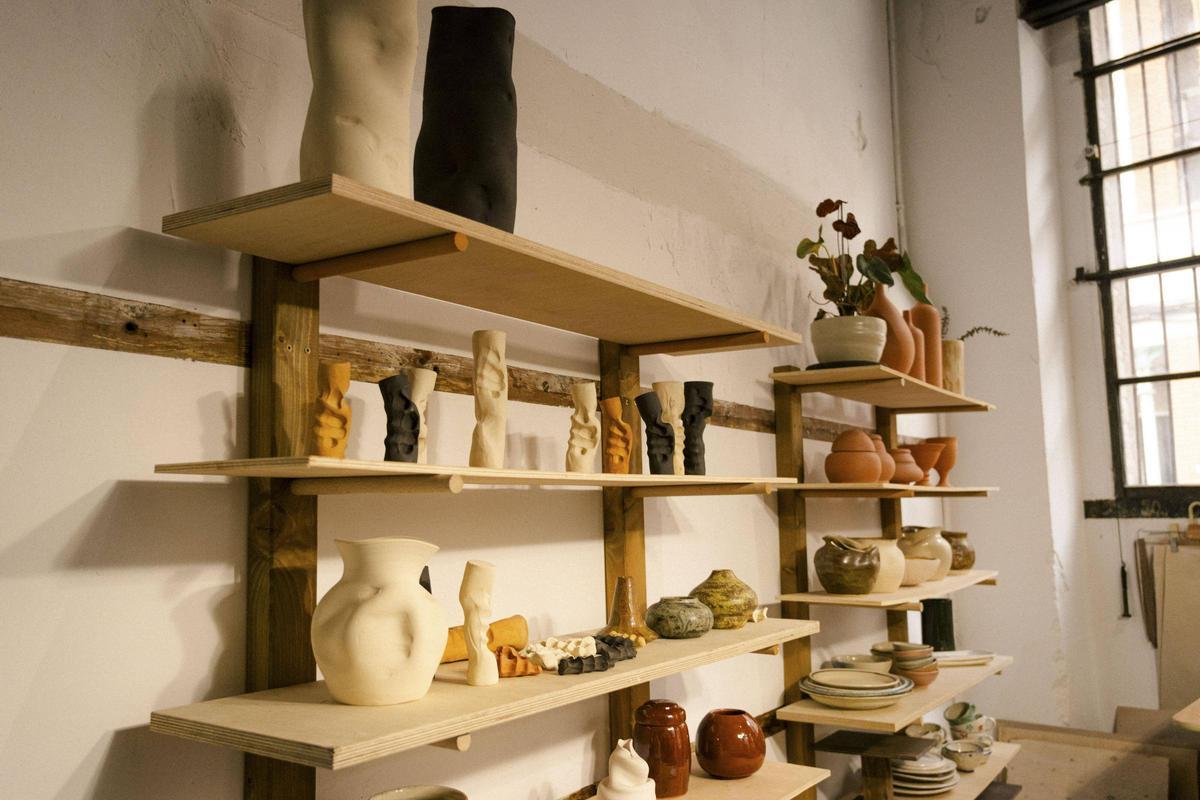 Peces de ceràmica exposades al taller