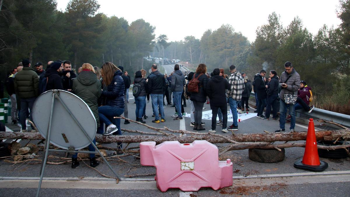 Trabajadores bloquean los accesos a la cárcel de Mas d'Enric