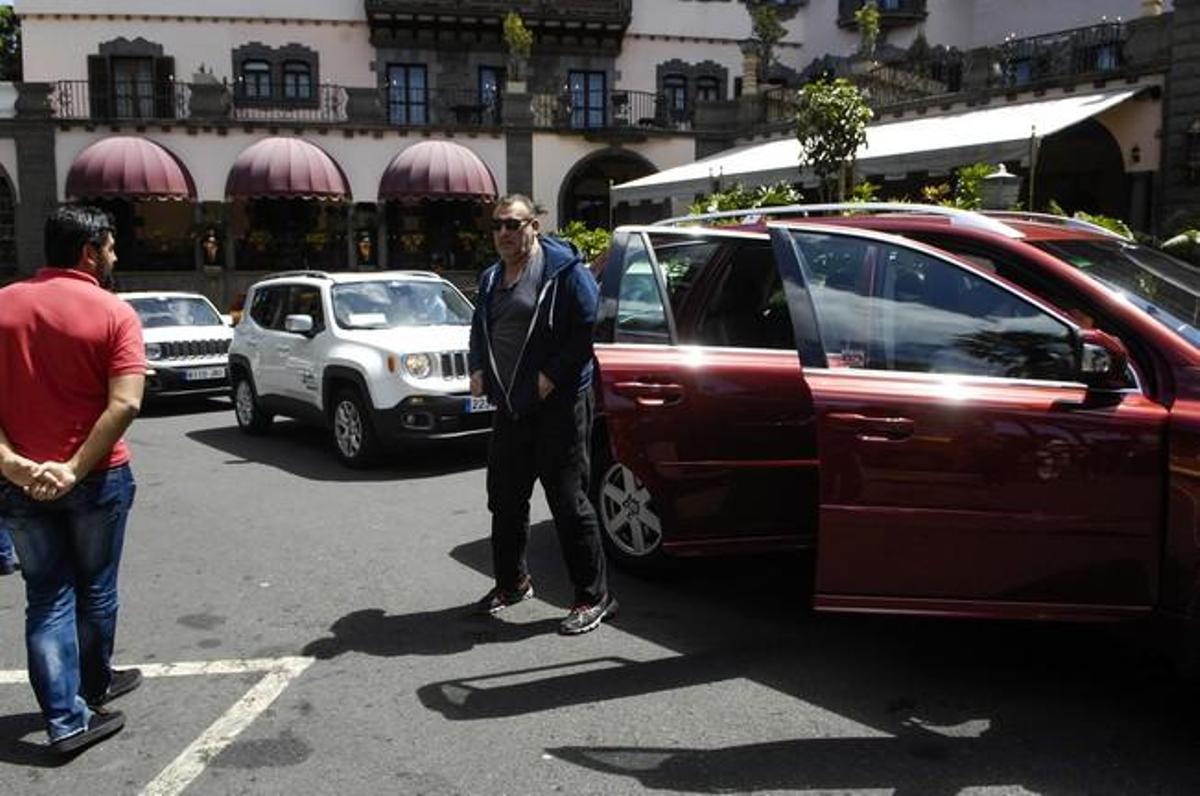 GUARDIA PARA COGER A BRAD PITT A SU LLEGADA AL ...