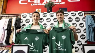 Dos caras nuevas en el Cacereño con la portería rival entre ceja y ceja
