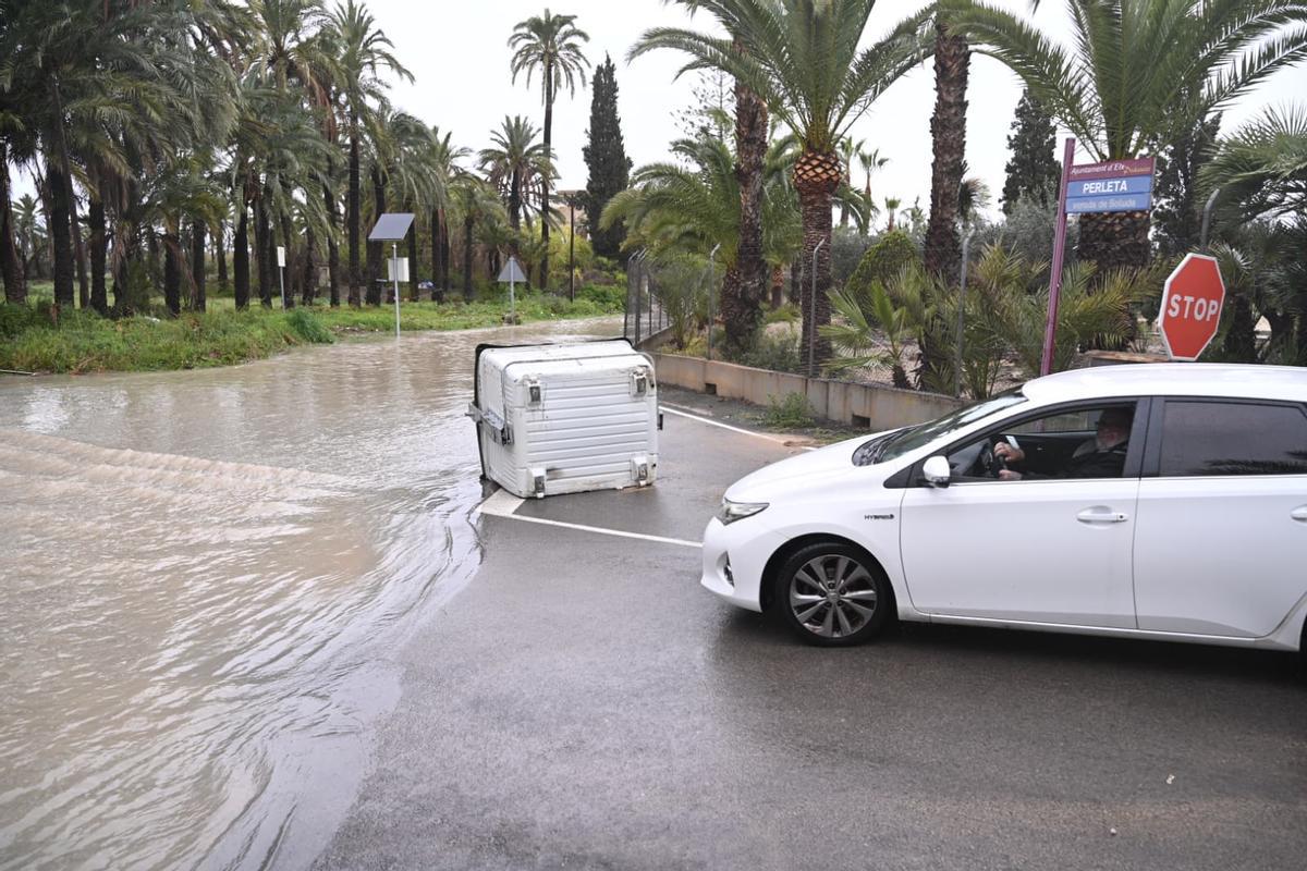 El barranco de San Antón en Elche se desborda en la carretera de Santa Pola