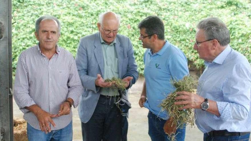 El eurodiputado John Stuart Agnew visita la ganadería de Badiola