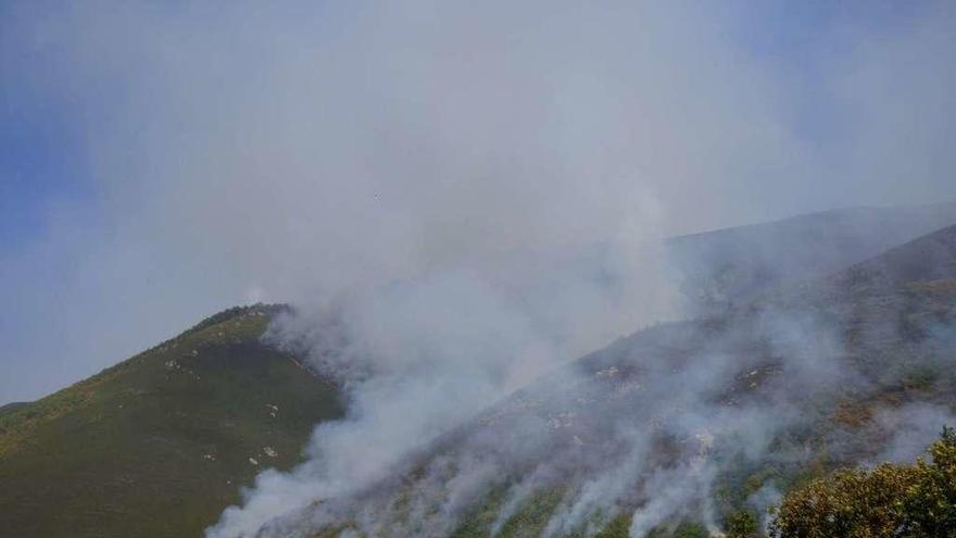 Incendio de Degaña ayer por la tarde.