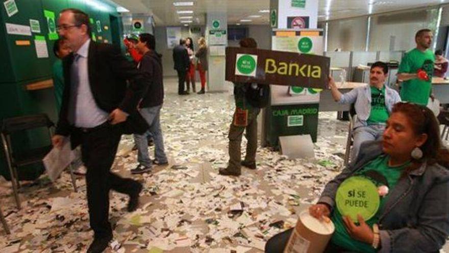 La PAH ocupa unas horas12 sucursales de Bankia en Cataluña