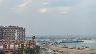 El humo del incendio de Tarragona llega a Castellón