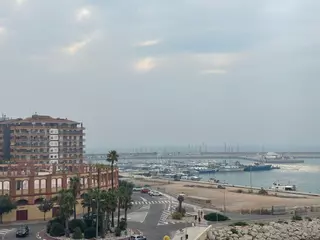El humo del incendio de Tarragona llega a Castellón