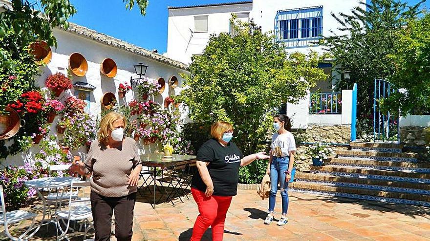 33 Aurora Sánchez atiende a una visita en su patio de Rute, tercer premio.