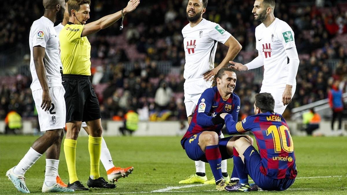 Griezmann levanta a Messi tras recibir el argentino una falta.