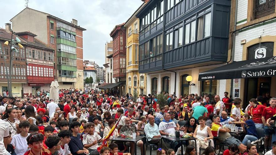 Pola de Siero, entregada a la Roja en plenas fiestas del Carmín: una decena de pantallas en los bares del centro para no perder detalle