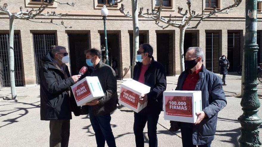 Entregan más de 100.000 firmas en la DGA contra una tala masiva de pinos en la sierra de Albarracín