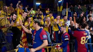 Los jugadores del Barça celebran la Liga en el Palau.