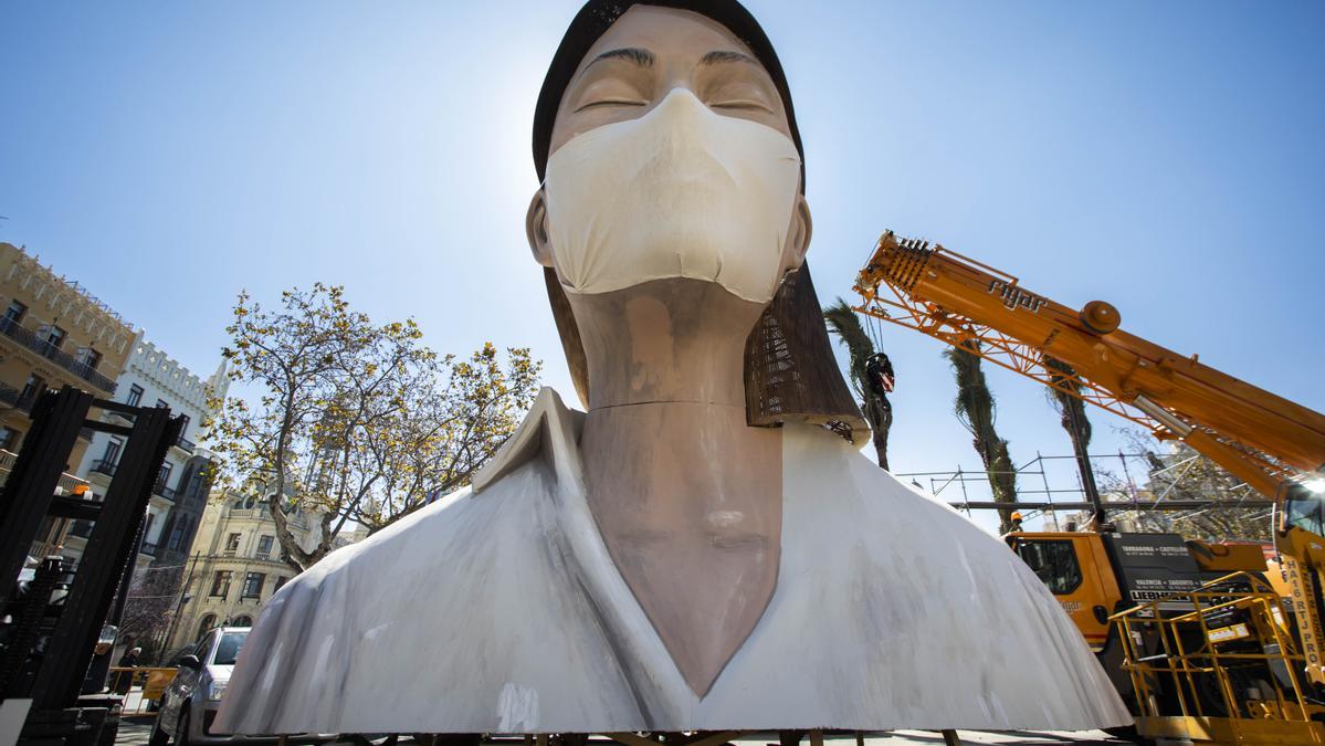 La &#039;Meditadora&#039; de Escif en la Plaza del Ayuntamiento.