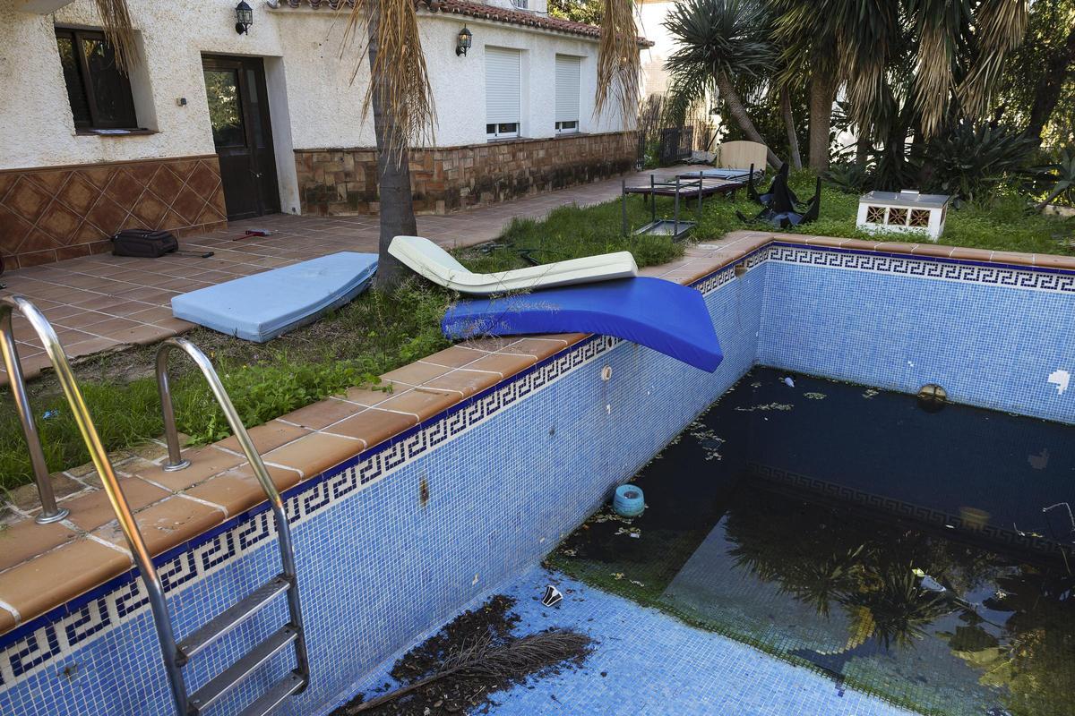 Zona de la piscina, completamente abandonada.