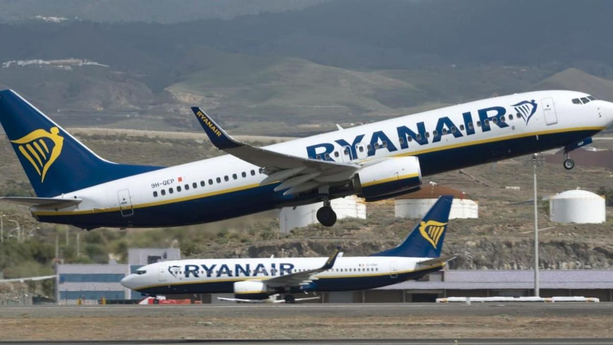 Dos aviones de Ryanair, en Tenerife Sur.