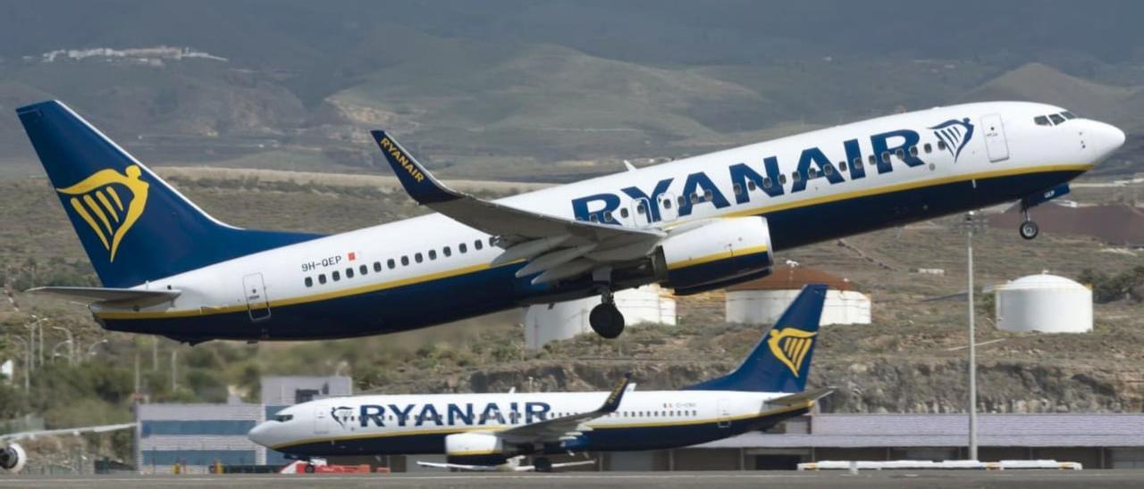 Dos aviones de Ryanair, compañía líder en el ranquin de pasajeros del primer semestre del año, en Tenerife Sur. | | E.D.