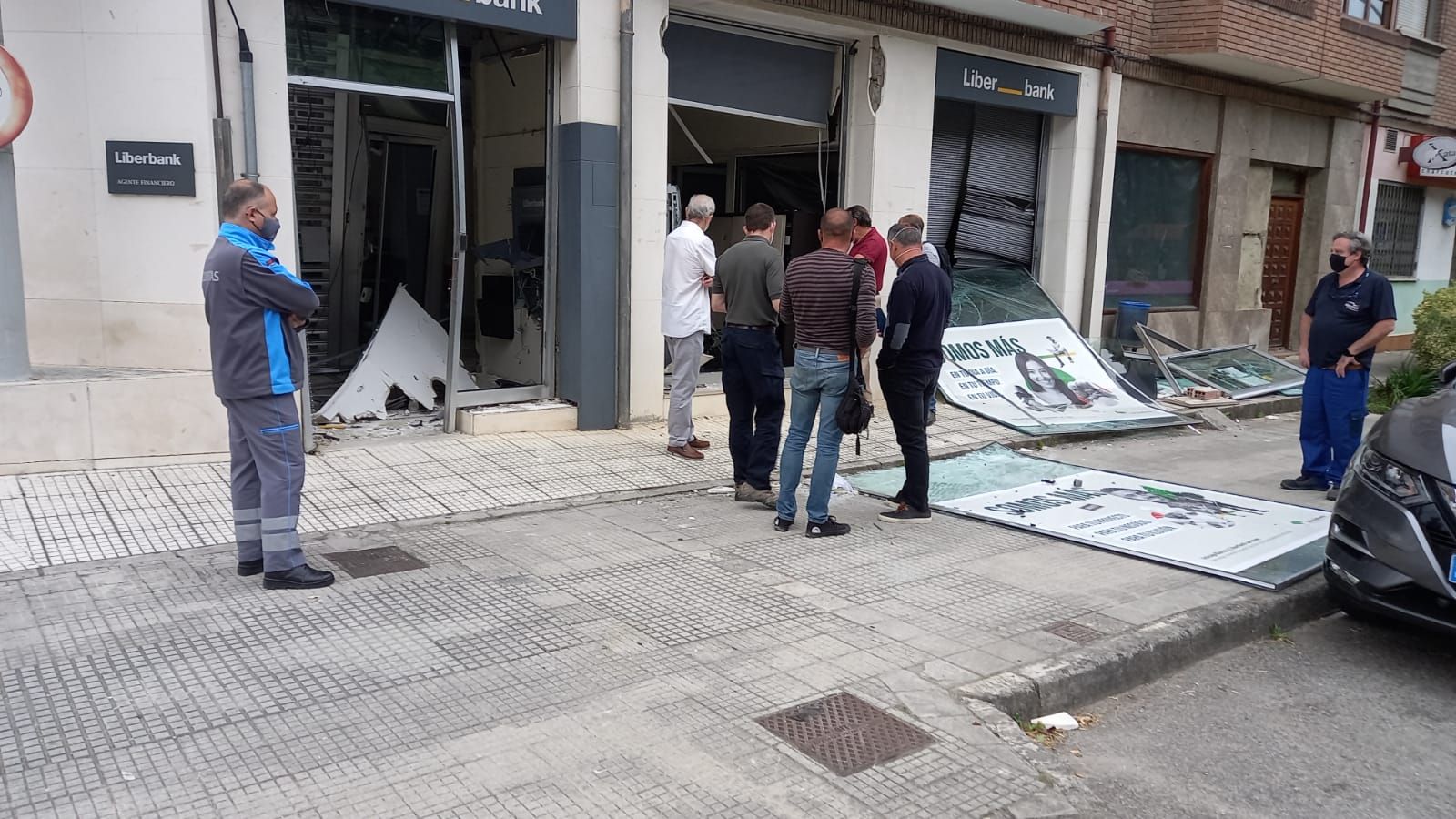 Así quedó la sucursal destrozada por los ladrones con explosivos en Piloña